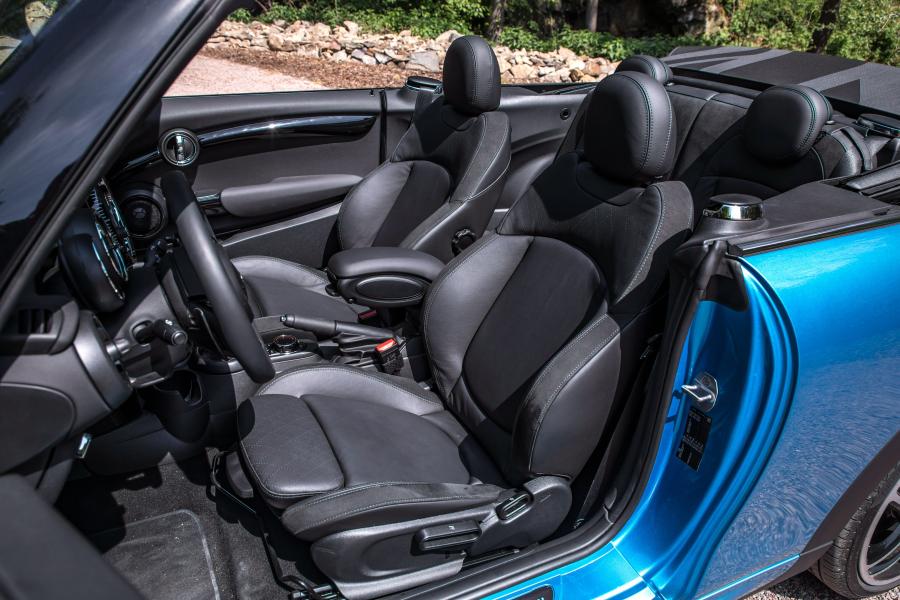 Интерьер Mini John Cooper Works Cabrio (F57) 2018 года  (WW) (фото 2 из 36)